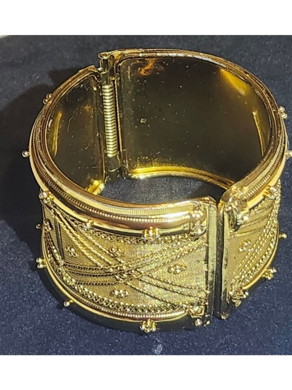 Vintage Gold Tone Hinged Clamper Bracelet Intricate Detailing Textured & Polishe - Picture 3 of 5